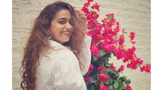 Keerthy Suresh in classic white shirt and denims enjoys the perfect midweek mood in Mumbai(Instagram/@keerthysureshofficial) Keerthy Suresh in classic white shirt and denims enjoys the perfect midweek mood in Mumbai(Instagram/@keerthysureshofficial)