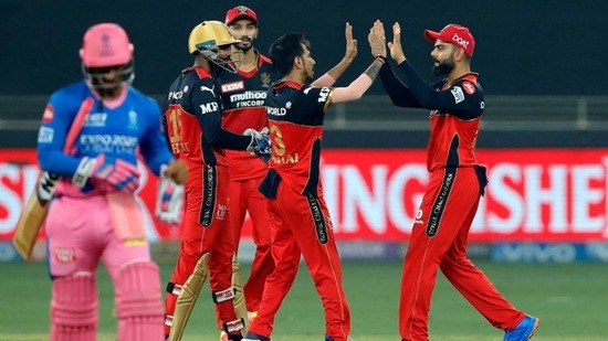 Royal Challengers Bangalore celebrate as they restricted Rajasthan Royals at 149/9 in 20 overs.(IPL)