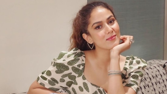 Mira Rajput nails the perfect lunch-date outfit in <span class='webrupee'>₹</span>7k printed mini dress(Instagram/@mira.kapoor)