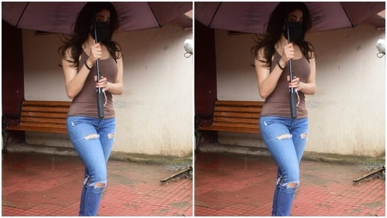 Both Sara and Janhvi keep setting workout goals with their pictures and videos. But equally, their gym athleisures are a treat for fashion lovers. They keep teaching us a thing or two about workout fashion every time they step outside their house for the gym. On Wednesday, Janhvi was spotted wearing a light brown tank top and a ripped blue pair of jeans.(HT Photos/Varinder Chawla)