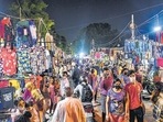 A weekly market in south Delhi’s Govindpuri. (Amal KS/HT PHOTO)