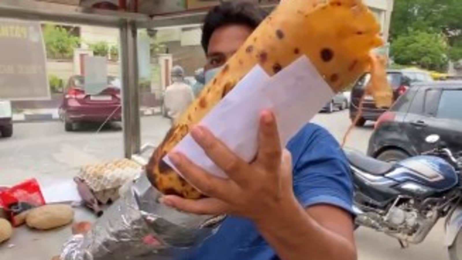 Delhi street food vendor offers ₹20,000 award to finish huge 10 kg kathi roll within 20 minutes | Trending - Hindustan Times