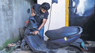 Data with the Regional Transport Office (RTO) shows that while demand for electric vehicles is picking up in the city, electric two-wheelers have shown a higher growth rate in Pune as compared to four-wheelers. (Rahul Raut/HT PHOTO)
