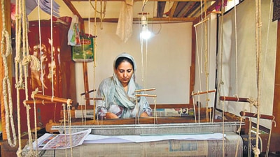 Now in her 40s, Shahnaz also fondly known as Nazneen, runs a Kani Shawl production unit in the Lawaypora area of Srinagar. (Waseem Andrabi/HT ) Now in her 40s, Shahnaz also fondly known as Nazneen, runs a Kani Shawl production unit in the Lawaypora area of Srinagar. (Waseem Andrabi/HT )