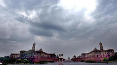 As per the weather department, the sky will be overcast in Delhi on Thursday with possibility of Thunder and lightning. (Arvind Yadav/HT PHOTO)