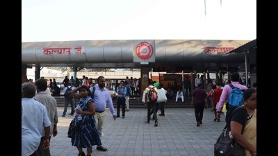 Women RPF constables rescue 48-year-old man at Kalyan station after he slips between the platform and footboard of an express train on Thursday. (RISHIKESH CHOUDHARY/HT PHOTO)