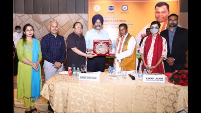 Chattisgarh minister of commerce and industries Kawasi Lakhma (third from right) being felicitated by members of the Punjab chapter of PHDCCI in Ludhiana on Thursday. (HT photo)
