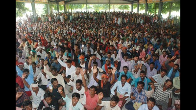 Karnal mandi labourers alleged that a government circular regarding reduction of labour rates from ₹12.72 to ₹8.52 per bag was issued on September 24 and the district officials failed to address their issue forcing them to go on a strike. (HT Photo) Karnal mandi labourers alleged that a government circular regarding reduction of labour rates from ₹12.72 to ₹8.52 per bag was issued on September 24 and the district officials failed to address their issue forcing them to go on a strike. (HT Photo)