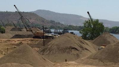 Police registered around four cases and arrested over a dozen persons and seized their vehicles for illegal mining in Sutlej riverbed in Jalandhar. (Hindustan Times) Police registered around four cases and arrested over a dozen persons and seized their vehicles for illegal mining in Sutlej riverbed in Jalandhar. (Hindustan Times)