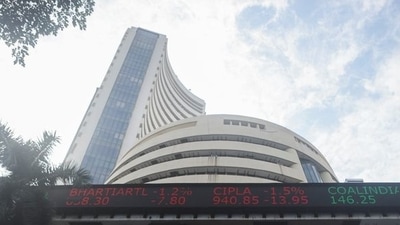 Sensex falls 286 points in closing session, ends day at 59,126 points; Nifty closes at 17,618 points (REUTERS)