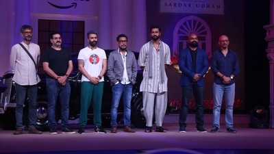 Vicky Kaushal, director Shoojit Sircar and other members of Sardar Udham team. 