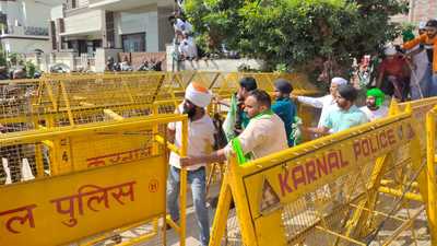 Farmers continued their protest till the meeting was over and cops had to escort leaders of the ruling party out in police vehicles in Karnal on Thursday. (HT Photo)