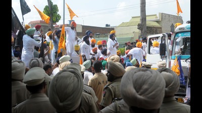 Shiromani Akali Dal workers during a protest march in Mohali on Wednesday. The SKM had asked Punjab’s ruling Congress, Shiromani Akali Dal and the Aam Aadmi Party to desist from holding political events till dates for the assembly polls are announced. Shiromani Akali Dal workers during a protest march in Mohali on Wednesday. The SKM had asked Punjab’s ruling Congress, Shiromani Akali Dal and the Aam Aadmi Party to desist from holding political events till dates for the assembly polls are announced.