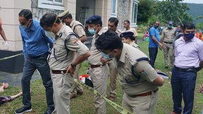 SSP Dehradun Janmejay Khanduri (second from right) investigating the crime scene with other police officers in Dehradun (Paras Negi/HT Photo)
