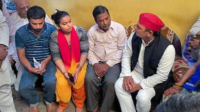 Samajwadi Party chief Akhilesh Yadav meets the family of Manish Gupta, who was allegedly killed by police in Gorakhpur, in Kanpur (PTI) Samajwadi Party chief Akhilesh Yadav meets the family of Manish Gupta, who was allegedly killed by police in Gorakhpur, in Kanpur (PTI)