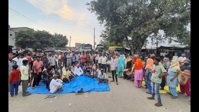 Waste collectors holding a protest on Tajpur Road in Ludhiana on Thursday. They were also joined by SAD and AAP leaders. (HT photo) Waste collectors holding a protest on Tajpur Road in Ludhiana on Thursday. They were also joined by SAD and AAP leaders. (HT photo)