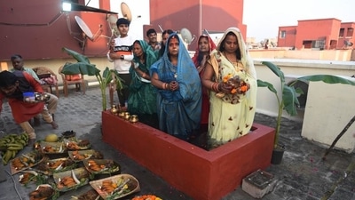 A family in Delhi conducting Chhath Puja on a makeshift pond on their terrace last year. (Vipin Kumar / HT Photo) A family in Delhi conducting Chhath Puja on a makeshift pond on their terrace last year. (Vipin Kumar / HT Photo)