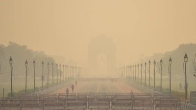 A view of India Gate blanketed in heavy haze in New Delhi. (Amal KS / HT Photo)