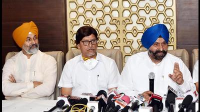 Addressing a press conference at a private hotel on Pakhowal Road, a few hours after Kejriwal announced the second guarantee, the leaders including SAD core committee member and former Cabinet minister Maheshinder Singh Grewal, district president Harbhajan Singh Dang, said Kejriwal’s model had failed in Delhi. (Gurpreet Singh/ HT)