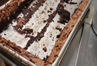“I am a dishwasher and this is how the bakers cut the brownies and leave the rest,” reads the caption.