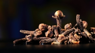 Cloves: Clove helps ease gas pain and reduce bloating by producing digestive enzymes. Replace chewing gums with cloves. (Unsplash)