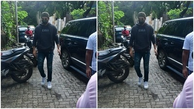 Ranbir Kapoor was his usual best. He threw in a black sweatshirt and added a rugged pair of jeans. He wore a cap with its front to the back, just like his signature style. The actor twinned with Alia in similar white sneakers for their day out together. (HT Photos/Varinder Chawla)