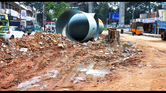 The Karnataka government has set another deadline of 30 days to make all Bengaluru roads free of potholes in 30 days. (Samuel Rajkumar/HT Photo)