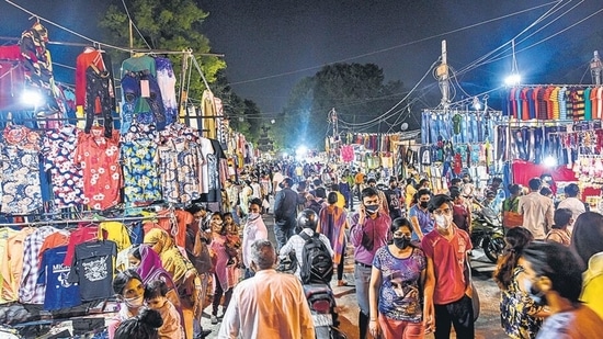 A weekly market in south Delhi’s Govindpuri. (Amal KS/HT PHOTO)(HT_PRINT)