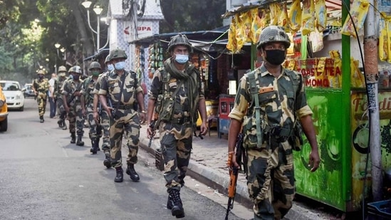 Paramilitary jawans during the Bhabanipur bypoll in Kolkata.(PTI | Representational image)