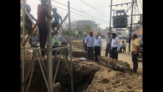 An electricity tower being repaired on Gill Road in Ludhiana on Thursday. It was damaged a day earlier, after a truck rammed into it, resulting in power outage in nearby areas. (HT photo)