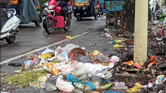 Waste lying on a road in Kalyan. KDMC has sent show cause notice to 19 chief health inspectors and health inspectors for not managing garbage properly. (For representational purposes only) (RISHIKESH CHOUDHARY/HT PHOTO)