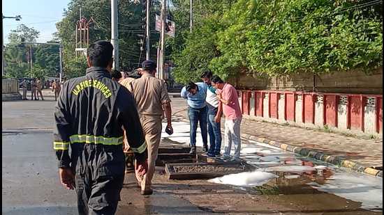 The area was cordoned off and traffic was diverted during the repairing of the CNG pipeline which lasted around two hours following which the leakage was contained (HT photo)