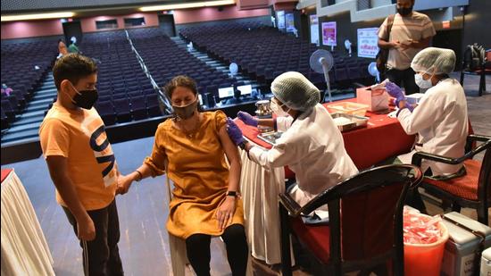As per the state authorities, Pune district reported 624 fresh Covid positive cases on Thursday. Four Covid deaths were reported in Pune district in the last 24 hours. (HT PHOTO) As per the state authorities, Pune district reported 624 fresh Covid positive cases on Thursday. Four Covid deaths were reported in Pune district in the last 24 hours. (HT PHOTO)
