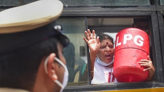 LPG prices are revised every month. Customers can expect another hike in their cooking gas cylinders from October 1. (Representational, File Image)(PTI)