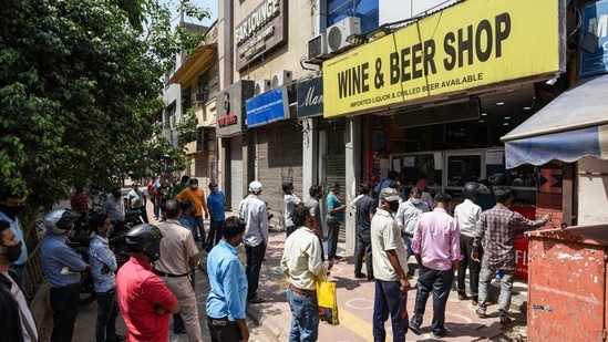 Government liquor vends have been asked to stock up in view of an expected surge in demand due to the closure.(Amal KS/HT Photo) Government liquor vends have been asked to stock up in view of an expected surge in demand due to the closure.(Amal KS/HT Photo)