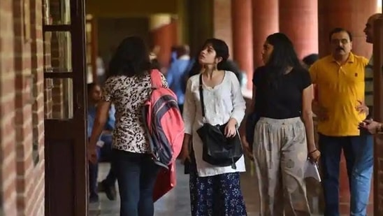 DU First Cut off List 2021: Releasing tomorrow, admission begins on October 4(Sanchit Khanna/HT photo) DU First Cut off List 2021: Releasing tomorrow, admission begins on October 4(Sanchit Khanna/HT photo)