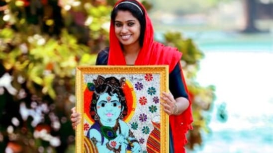 A Muslim woman from Kerela dedicated her Lord Krishna painting in a Hindu temple.(Instagram/@_jasna_salim)