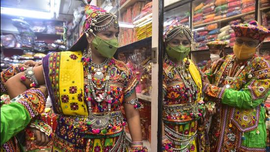 The BMC has said navratri will be celebrated low key, on the lines of Ganesh festival, wherein organising garba is restricted and not more than five people will be allowed inside pandals. The BMC, in a circular, has appealed organisations to hold blood donation camps or create public awareness regarding vector-borne diseases like malaria and dengue, instead of organising garba events. (Anshuman Poyrekar/HT PHOTO)