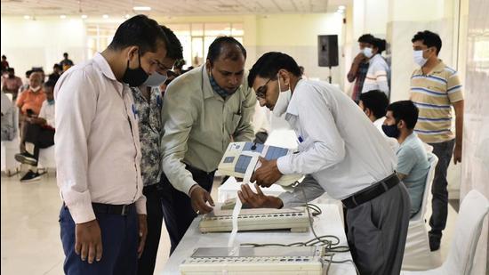 A training was held for poll workers ahead of the MCG Ward 34 polls scheduled for October 3. (Vipin Kumar /HT PHOTO)