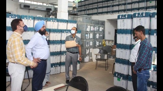 District election officer-cum-deputy commissioner Varinder Kumar Sharma carrying out first-level checking of EVMs and VVPAT at PAU in Ludhiana on Thursday. It was done in view of the Election Commission of India’s (ECI) directives ahead of the Punjab assembly polls next year. (HT photo)