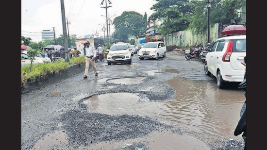The BJP has also questioned if the warning of action against the errant contractors was hogwash and accused that the mayor of Mumbai was giving false figures of potholes on roads to facilitate the contractors. (HT FILE)