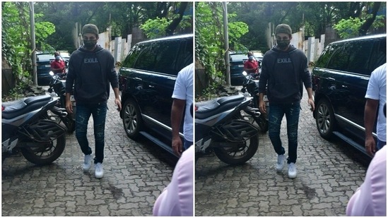 Ranbir Kapoor was his usual best. He threw in a black sweatshirt and added a rugged pair of jeans. He wore a cap with its front to the back, just like his signature style. The actor twinned with Alia in similar white sneakers for their day out together.(HT Photos/Varinder Chawla)