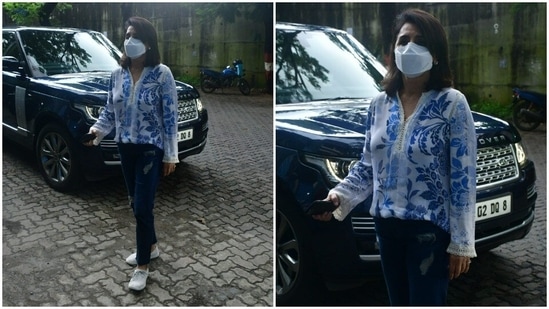 Neetu Kapoor gave us major summer fashion goals with her simple yet stylish pick. The actor paired a white and blue silk shirt with ripped jeans.(HT Photos/Varinder Chawla)