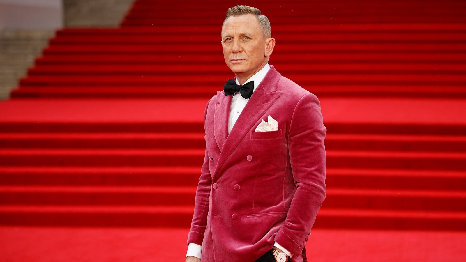 Daniel Craig slays deep fuchsia pink tuxedo at 'No Time Die' premier | Fashion Trends - Hindustan Times