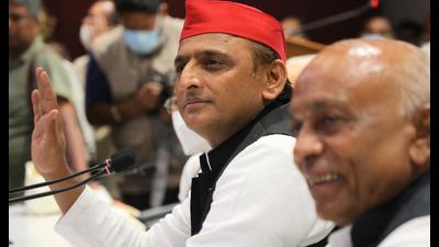 Samajwadi party national president Akhilesh Yadav addressing a press conference when some leaders joined his party on Friday. (HT Photo)