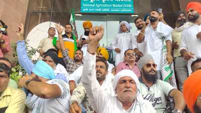 The protesting farmers said paddy is ready to harvest and thousands of quintals of paddy have arrived at grain mandis across state. (HT Photo) The protesting farmers said paddy is ready to harvest and thousands of quintals of paddy have arrived at grain mandis across state. (HT Photo)