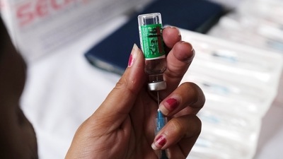A health worker prepares a dose of the Covishield vaccine, developed by Oxford-AstraZeneca Plc. and manufactured by Serum Institute of India Ltd. (File Photo/Bloomberg) A health worker prepares a dose of the Covishield vaccine, developed by Oxford-AstraZeneca Plc. and manufactured by Serum Institute of India Ltd. (File Photo/Bloomberg)