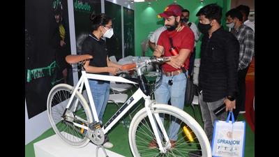 Residents take a look at a bicycle during the Cycle, Fitness and Outdoor Sports Expo (CFOSE) expo in Ludhiana on Friday. (Gurpreet Singh/HT) Residents take a look at a bicycle during the Cycle, Fitness and Outdoor Sports Expo (CFOSE) expo in Ludhiana on Friday. (Gurpreet Singh/HT)