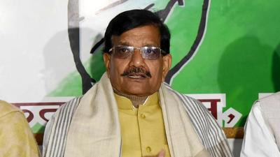 Thieves struck at the house of Bihar Congress president Madan Mohan Jha in the state capital Thursday evening and decamped with cash, ornaments and other articles. (HT FILE)