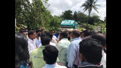 CIDCO officials serving notice to families of three villages on the land meant for the Navi Mumbai International Airport project, asking them to vacate their homes. (HT PHOTO)